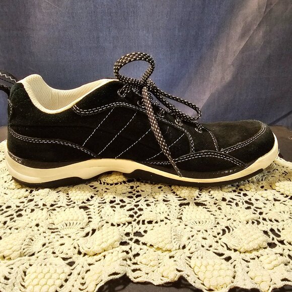LL Bean black suede sneakers. Size 9M - Picture 5 of 9